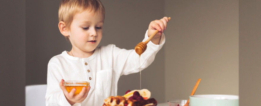 Czy dzieci mogą jeść miód? Nie podawaj go wcześnie! - Artykuł - Familie.pl