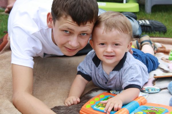 wspólne oglądanie edukacyjnych książeczek