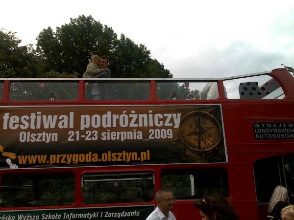 Maciek z tatą w angielskim autobusie.