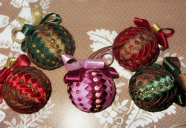 christmas-baubles-686550_640.jpg