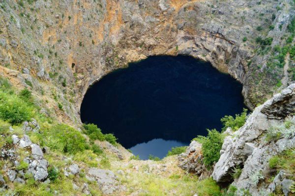 Chorwacja, Imotski- Czerwone Jezioro najpierw było jeziorem podziemnym. Jest w bardzo dużym czopie, którego ściany są prawie prostopadłe. Kolor czerwony powoduje tlenek żelaza. Średnia głębokość jeziora wynosi 200 m