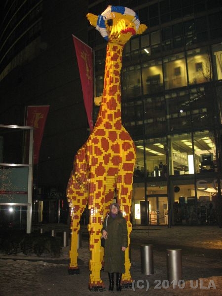 Z żyrafą z klocków lego - w tle dekoracje festiwalu filmowego :-)