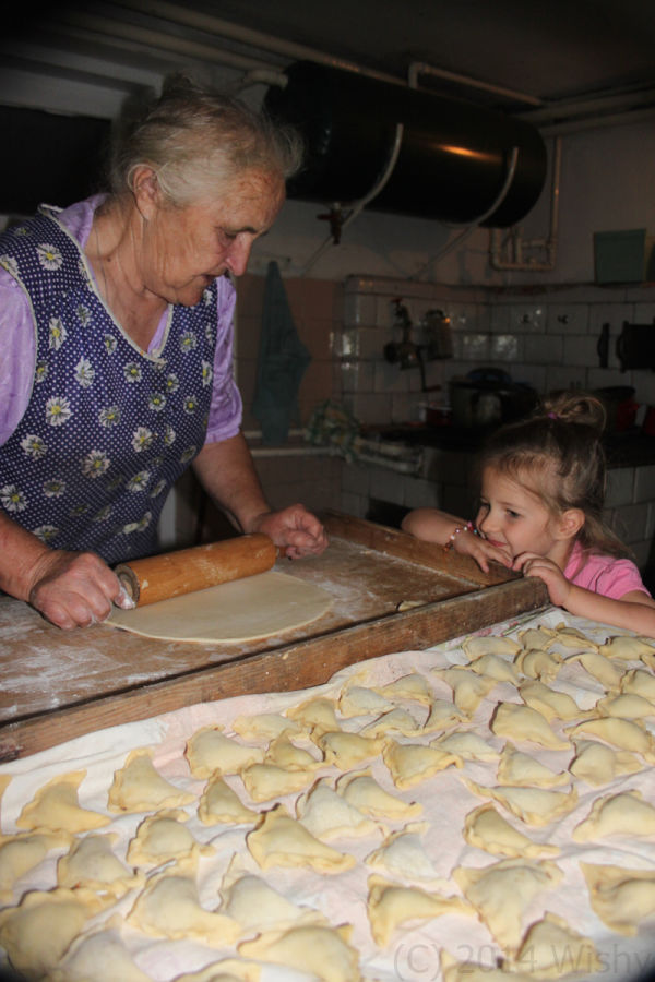 Nauka lepienia pierogów u prababci