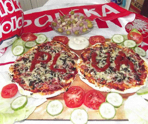 Domowa pizza w narodowych barwach na cieście półgrubym!!!