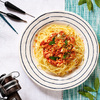 Spaghetti z dorszem, liściem laurowym, czosnkiem i pomidorami